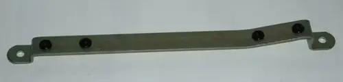 Daikin Halterung aus Metall mit mehreren Befestigungslöchern, geeignet für die Montage im Zusammenhang mit Fußbodenheizungen.